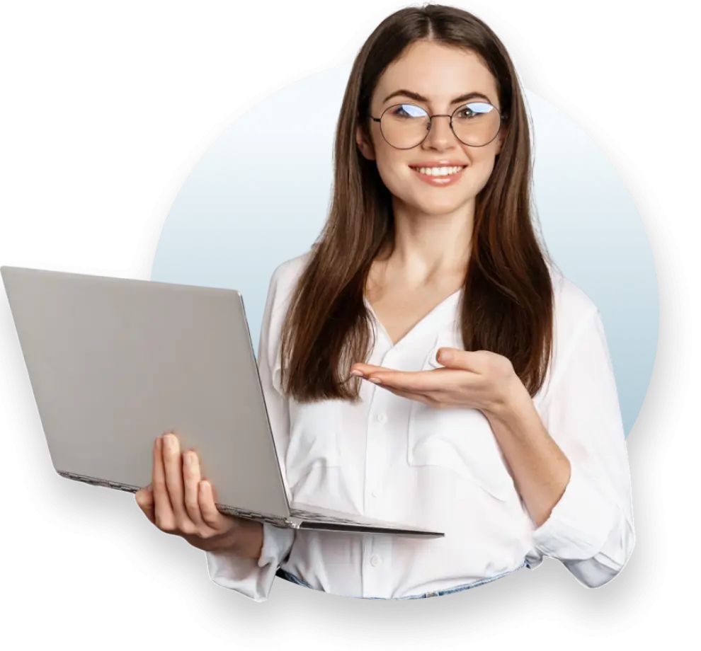 Mujer sosteniendo una laptop sonriendo